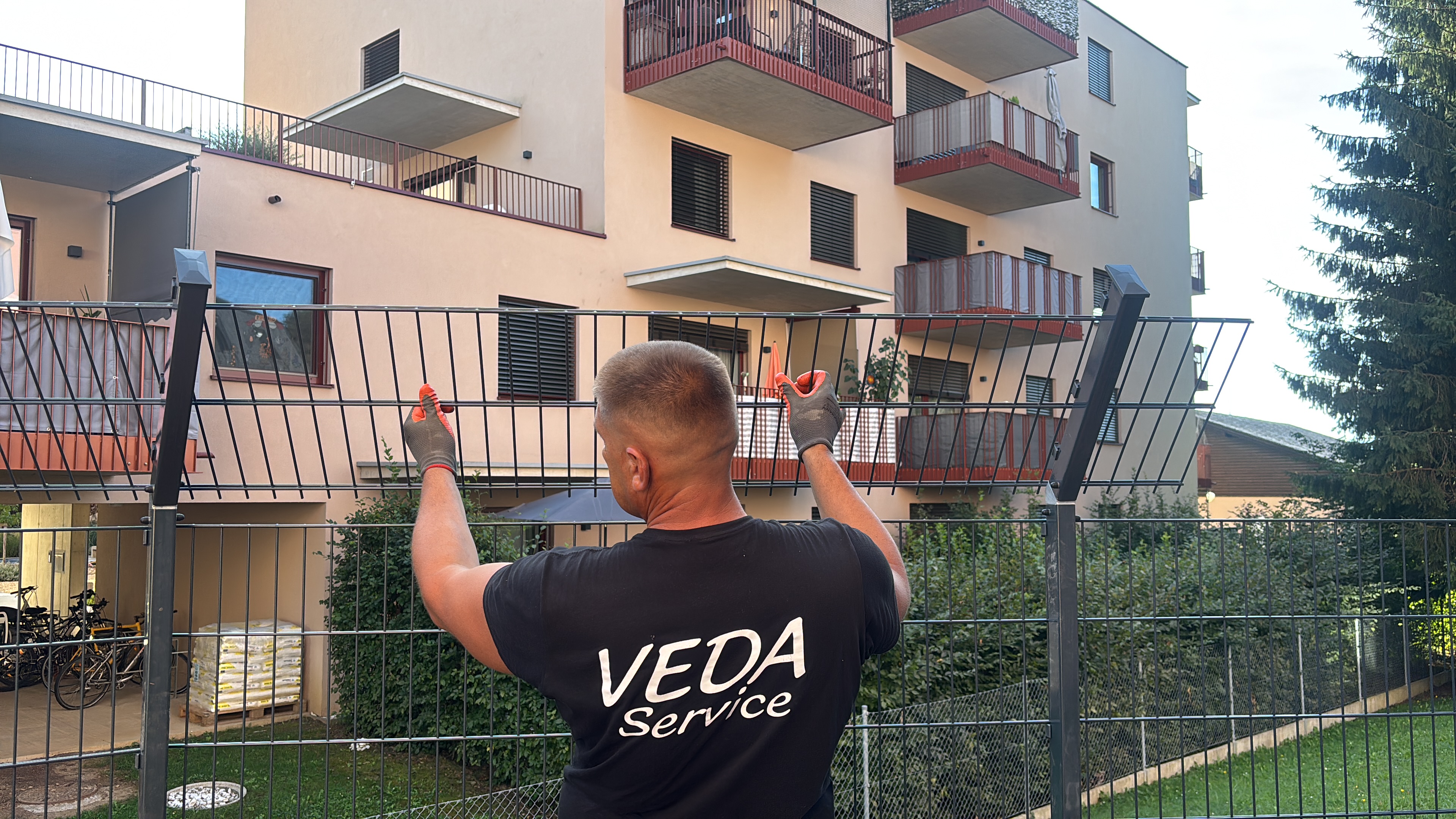 Montage eines Doppelstabmattenzauns