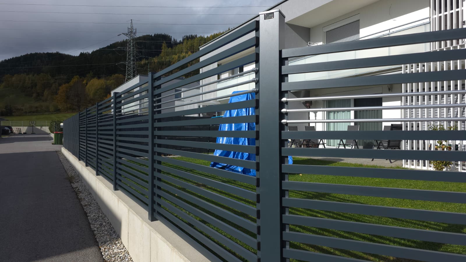 Moderner Aluminiumzaun