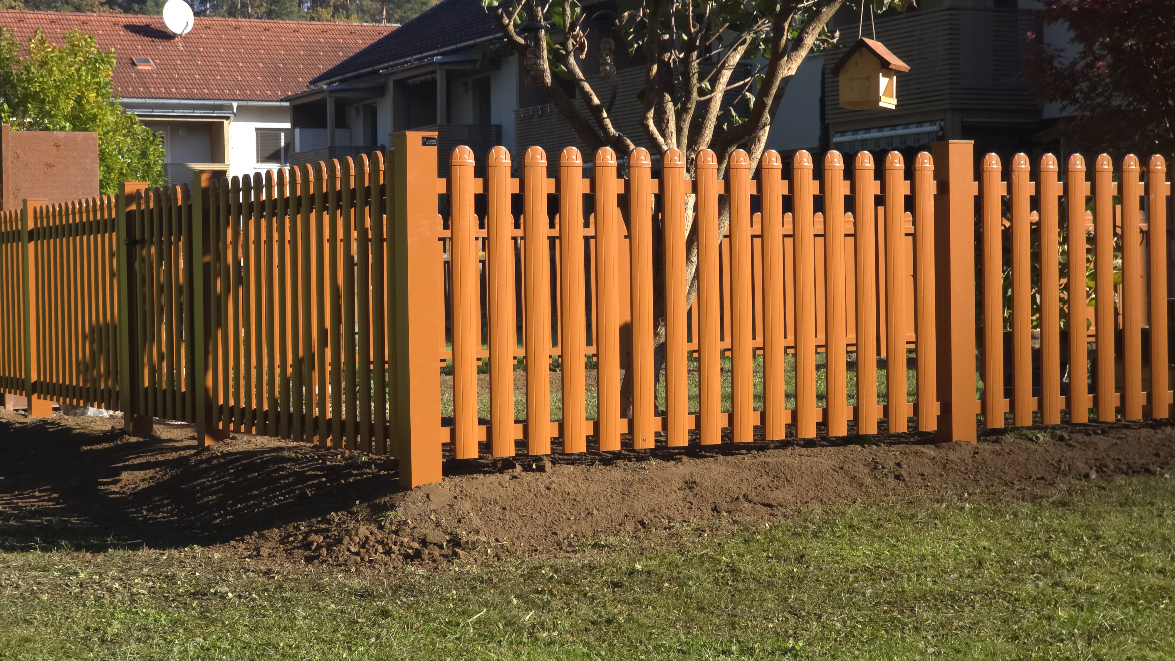 Stilvolle Kombination aus Alu-Zaun MERKUR & Sichtschutzzaun VESTA mit Gartentor