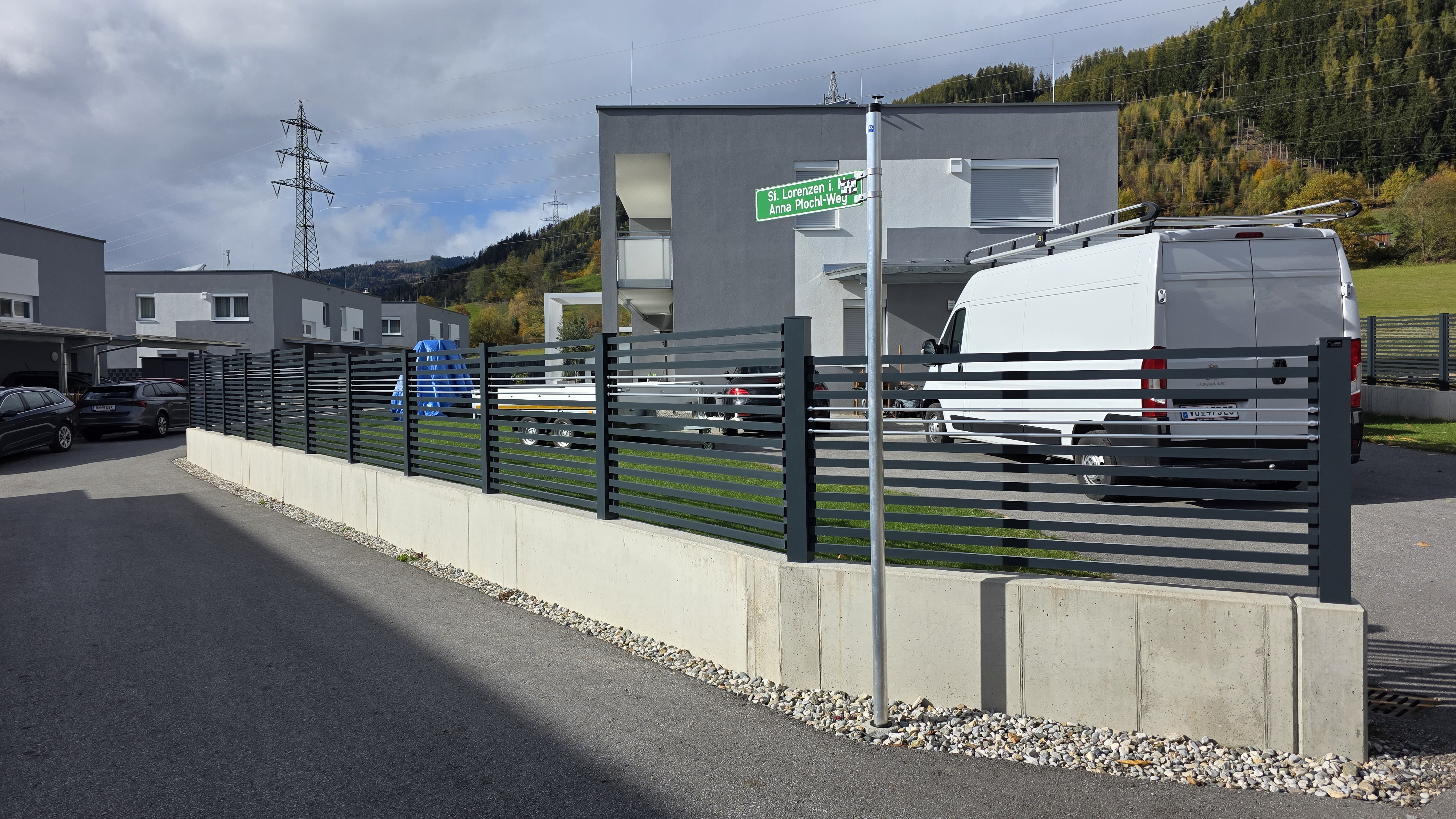 Elegante Grundstücksabgrenzung – Alu-Zaun Modell ASTEROID in Anthrazit