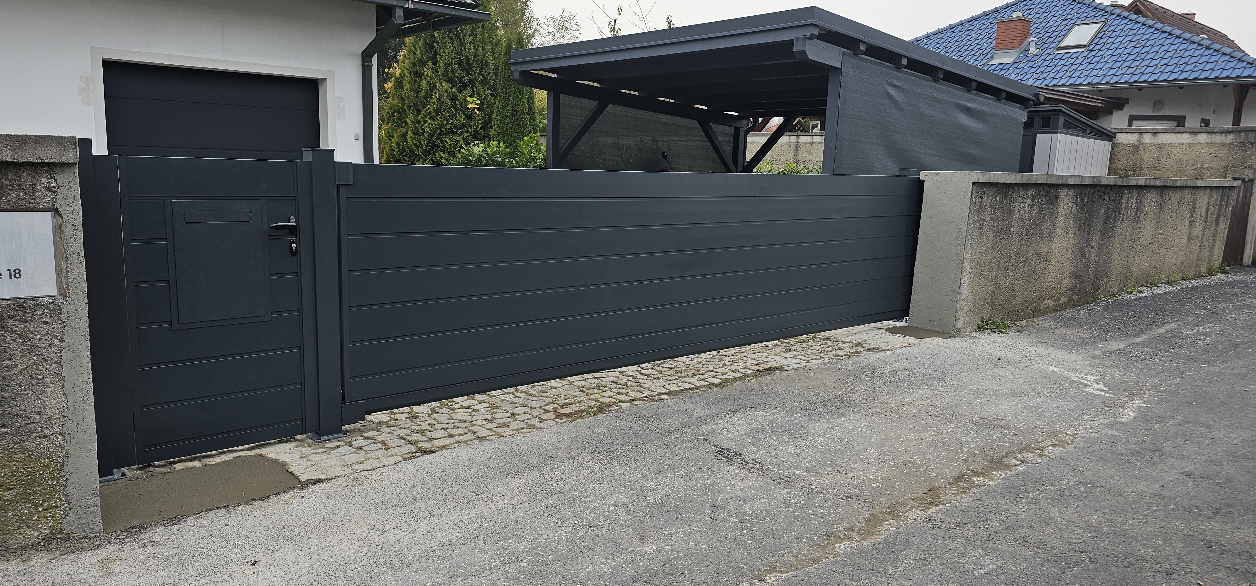 Schiebetor & Eingangstor Modell TITAN in Anthrazit mit Hörmann Antrieb und Postkasten