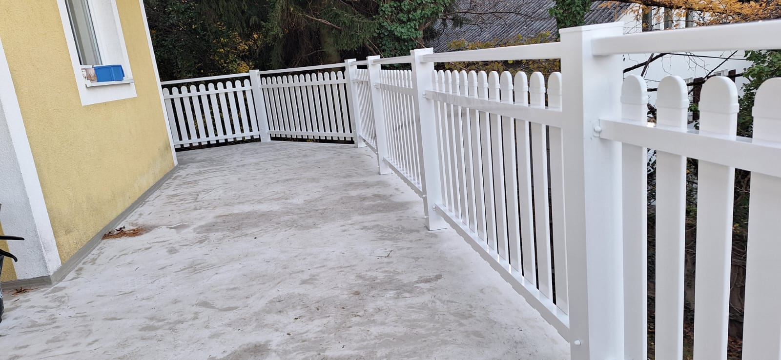 Elegantes Balkongeländer Modell MERKUR in Weiß