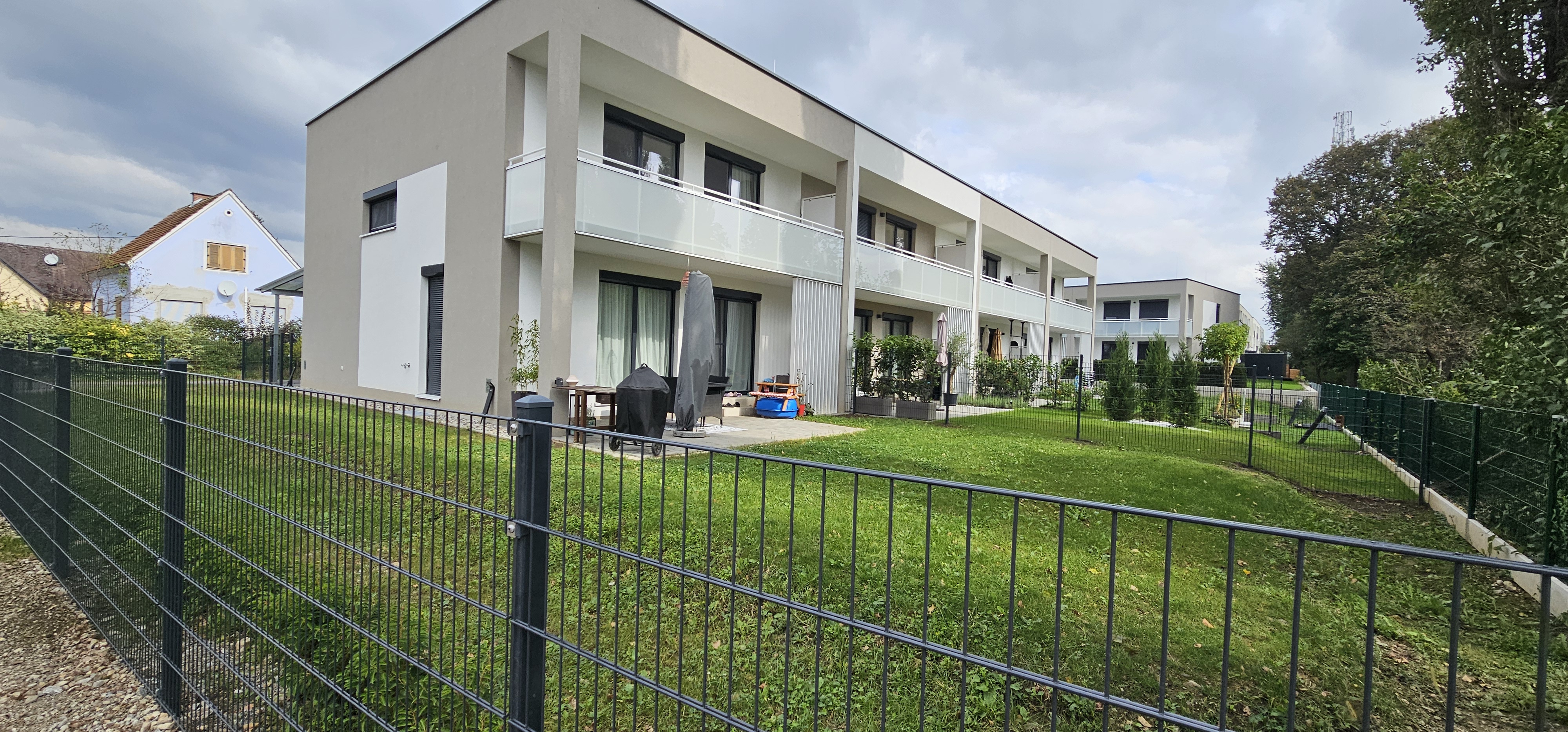 Neubau-Wohnanlage Graz – Doppelstabmattenzaun 143 cm in Anthrazit