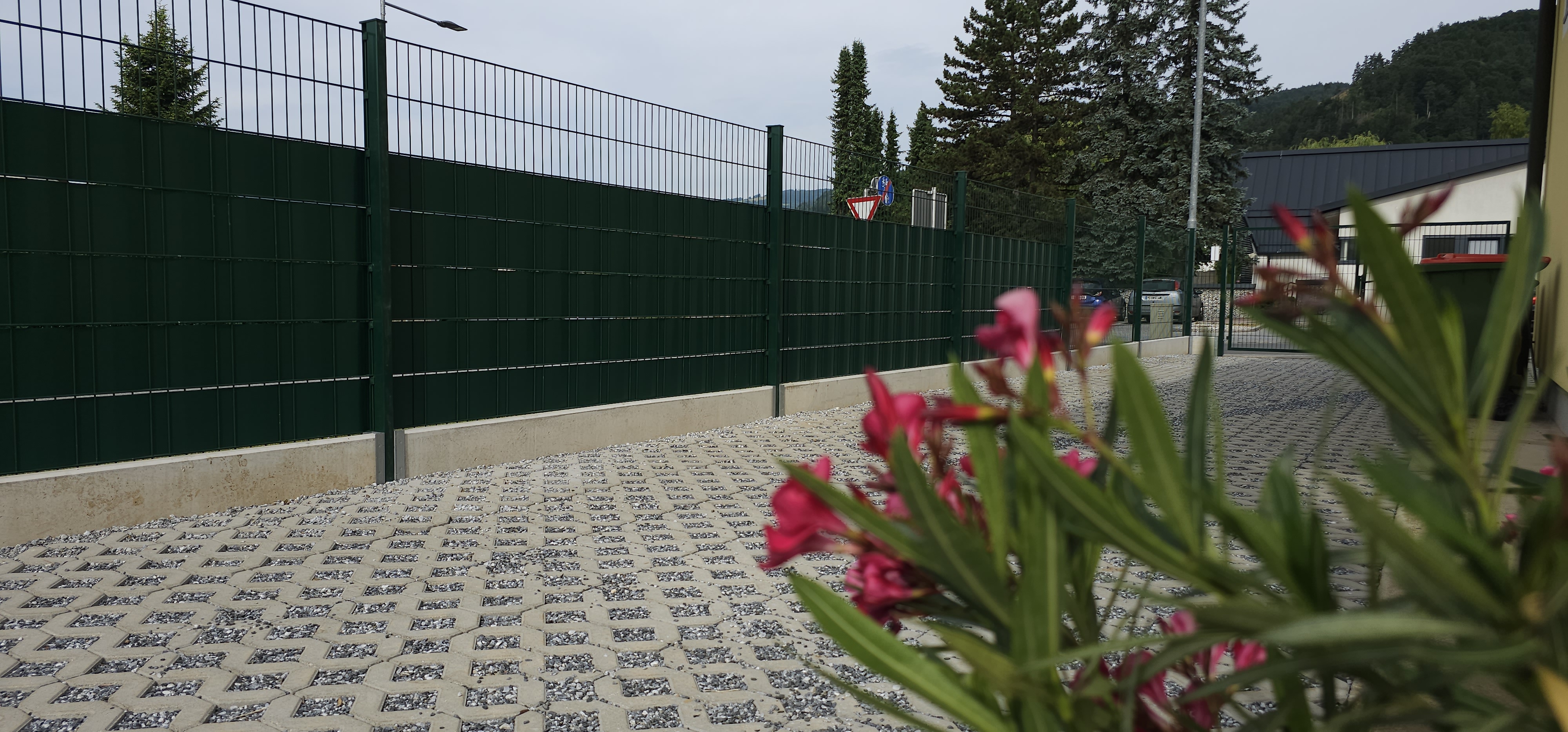 Köflach – Doppelstabmattenzaun 8/6/8 in Moosgrün mit Abdeckleiste und Flügeltor